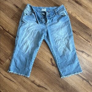 Women’s Light Blue Cropped Denim Capri Jeans